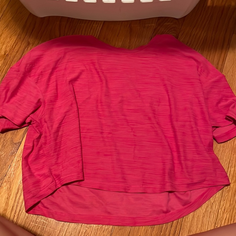 old navy pink cropped t shirt